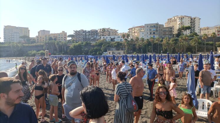 Torre Annunziata, spari tra la folla al lido: in carcere presunto responsabile