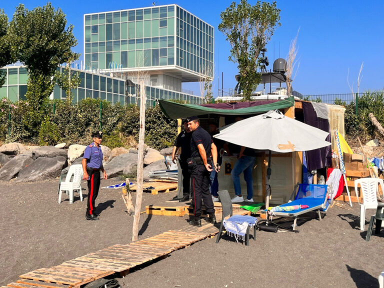 Castellammare, proseguono i controlli sul territorio. Focus su stupefacenti e “abusivi dell’ombrellone” Castellammare, proseguono i controlli sul territorio. Focus su stupefacenti e “abusivi dell’ombrellone”