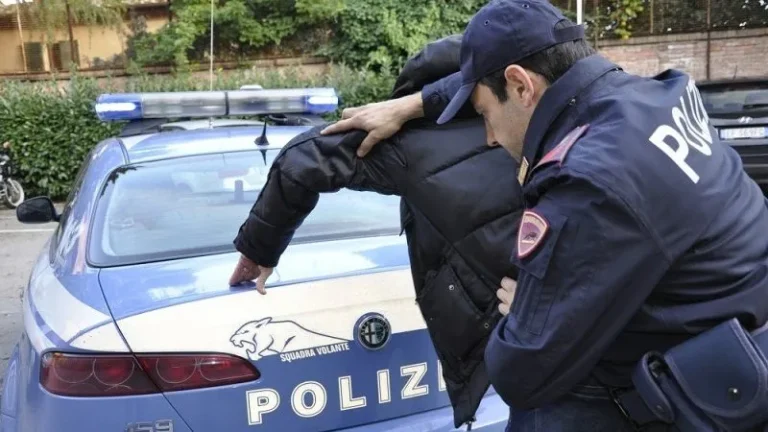 Napoli, borgo Sant’Antonio Abate: aggredisce i poliziotti. Arrestato 45enne