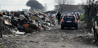 Giugliano: terra dei fuochi, rogo di rifiuti avvelena l'aria per ore. Arrestato 30enne che ha innescato le fiamme