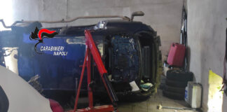Cardito: riciclaggio di auto rubate, scovata officina per smontarle. Due in manette