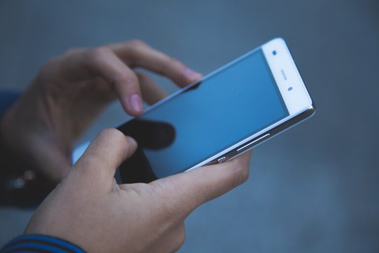Napoli, strappa il cellulare ad una dipendente di un locale. Arrestata 52enne