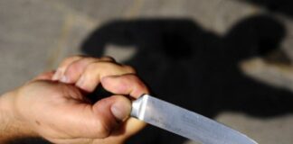 Casandrino: pretende soldi dalla madre per droga e tenta di accoltellarla. Arrestato 42enne