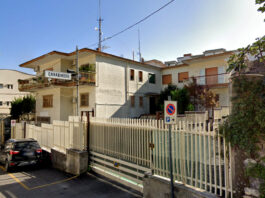 Ottaviano, scavalca il muro della caserma e accoltella un carabiniere. Arrestato 18enne