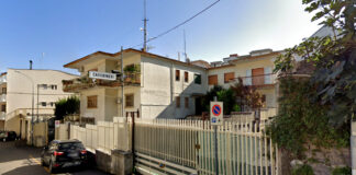 Ottaviano, scavalca il muro della caserma e accoltella un carabiniere. Arrestato 18enne