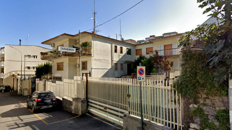 Ottaviano, scavalca il muro della caserma e accoltella un carabiniere. Arrestato 18enne Ottaviano, scavalca il muro della caserma e accoltella un carabiniere. Arrestato 18enne