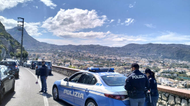 Sorrento, tenta di eludere il controllo e viene sorpreso con la droga. Arrestato 20enne Sorrento, tenta di eludere il controllo e viene sorpreso con la droga. Arrestato 20enne