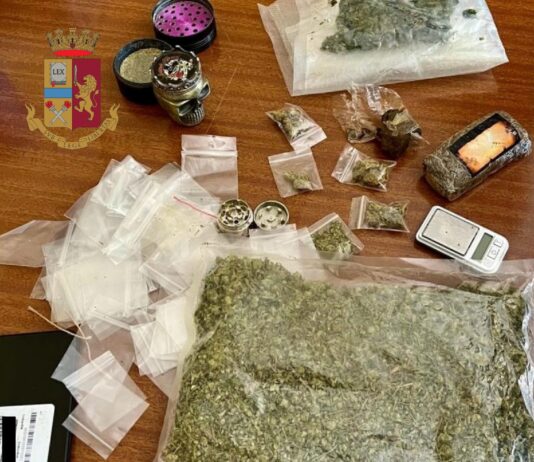 Ponticelli: sorpreso in casa con la droga e un’arma. Arrestato un 52enne