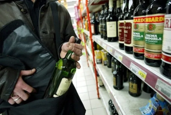 Napoli, rubano da un supermercato e aggrediscono i dipendenti. Arrestati due georgiani