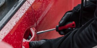 Portici: ruba diversi oggetti da un’auto. Arrestato 37enne