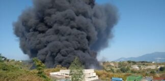 Incendio in un terreno a Torre del Greco, paura tra i residenti