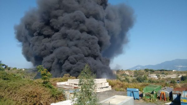Incendio in un terreno a Torre del Greco, paura tra i residenti