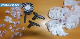 Ponticelli: nasconde armi e droga in casa. Arrestato un 21enne
