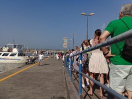Torre del Greco: boom di turisti in viaggio dal porto per Capri e la costiera