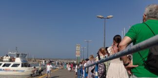 Torre del Greco: boom di turisti in viaggio dal porto per Capri e la costiera