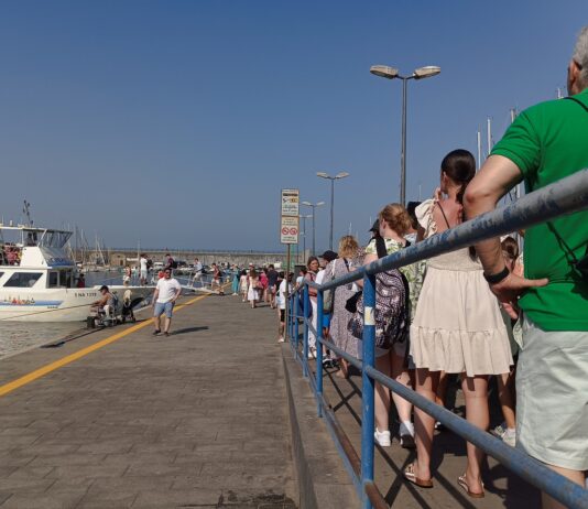 Torre del Greco: boom di turisti in viaggio dal porto per Capri e la costiera
