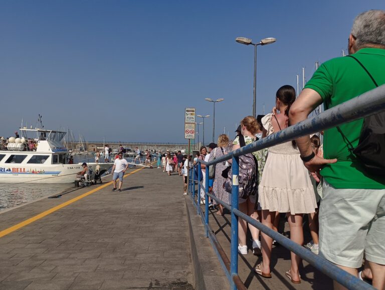 Torre del Greco: boom di turisti in viaggio dal porto per Capri e la costiera