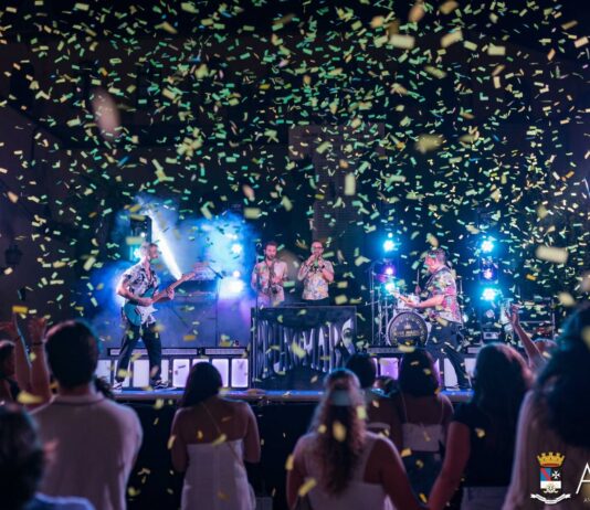 Il Ferragosto si infiamma ad Amalfi, tra ritmi irresistibili e show incandescenti per ballare in Piazza Duomo