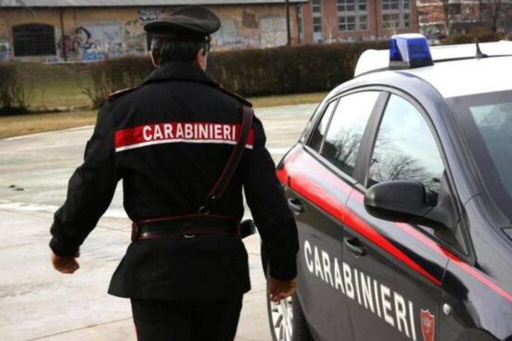 I carabinieri lo riconoscono, scatta il blitz, non c’è tempo da perdere. Il corriere è confuso, anche un po’ spaventato