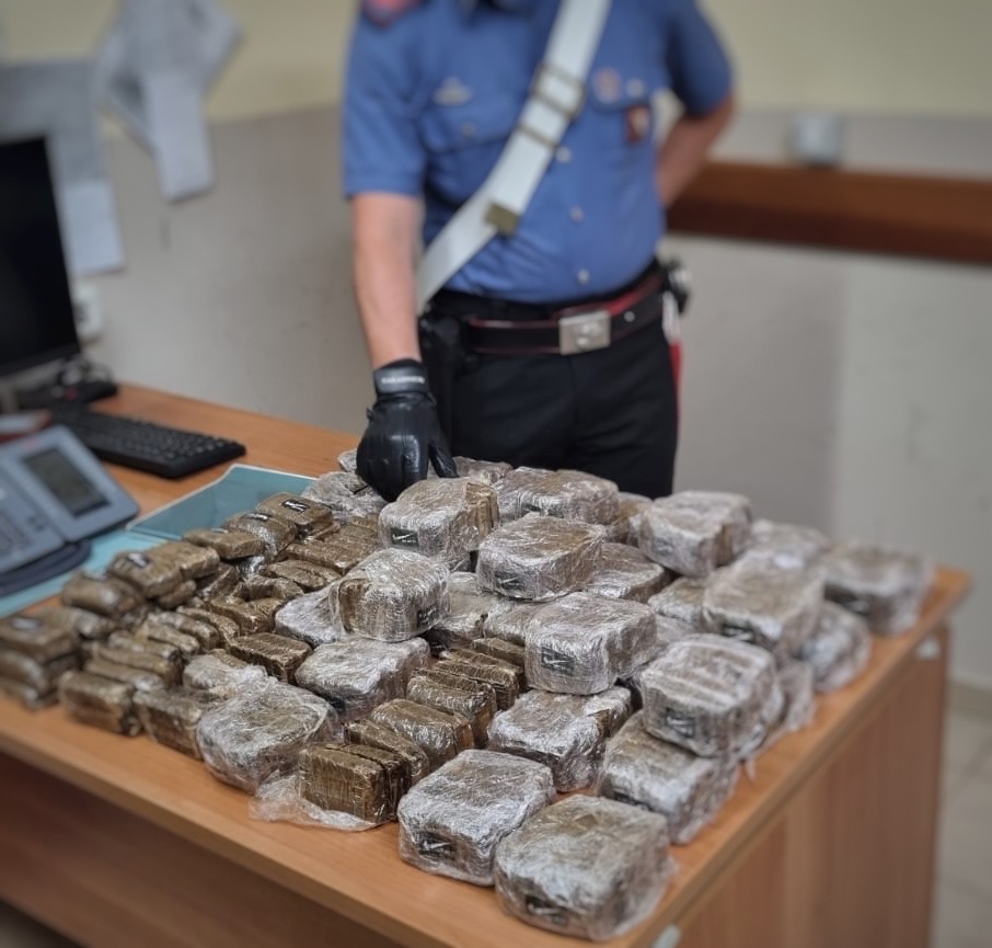 Sant'Antimo, oltre 200 panetti di hashish in un veicolo aperto. Abbandonato in strada