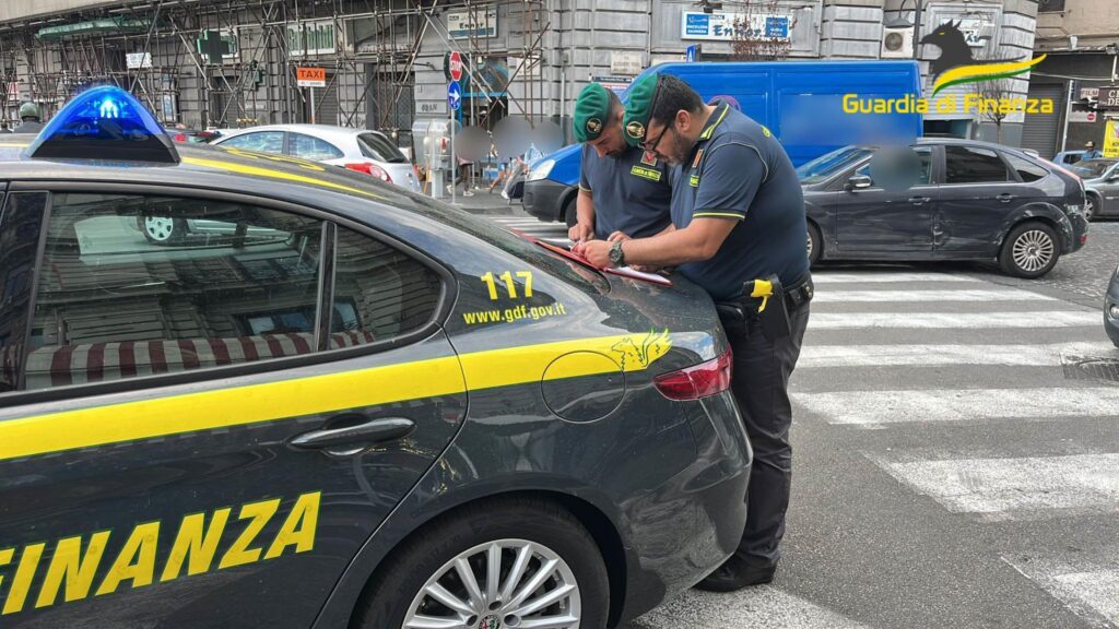 Napoli, inferno autorimesse nel centro storico: il blitz della Guardia di Finanza