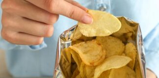 L'Europa mette al bando queste patatine: quali sono, attenzione alla dispensa