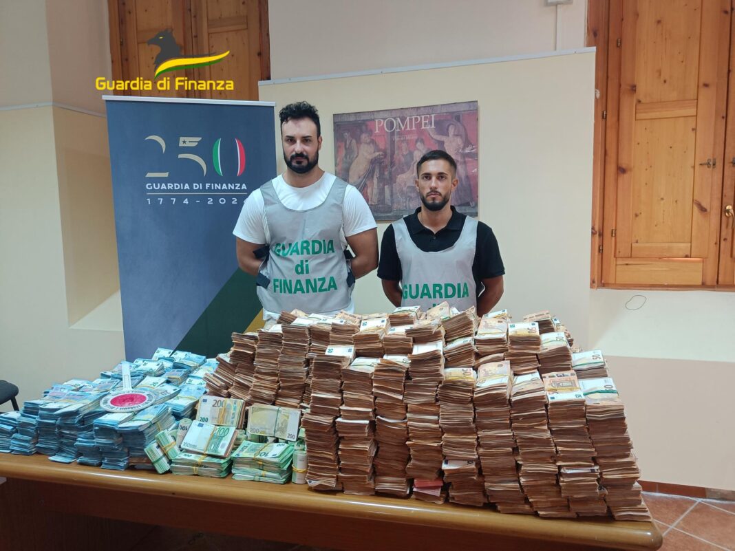 Pompei, sequestrato il "tesoro" del medico: rinvenuti in casa 8 milioni di euro