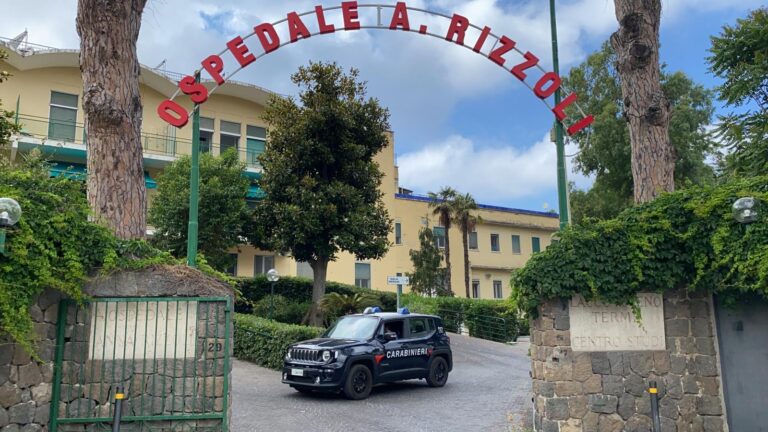 Lacco Ameno, violenza di genere e un bambino coraggioso: “Portate via papà, picchia sempre mia mamma. Aiutatemi!”