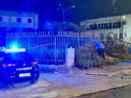 Tragedia a Qualiano, auto si ribalta: muore il conducente di 42 anni, ferita una 37enne. Il veicolo si è schiantato anche contro un cancello