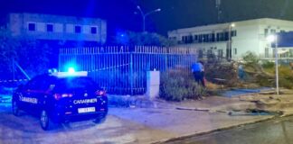 Tragedia a Qualiano, auto si ribalta: muore il conducente di 42 anni, ferita una 37enne. Il veicolo si è schiantato anche contro un cancello