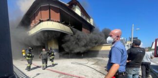 Pomigliano, Villa in fiamme, tre persone bloccate sul terrazzo: l'intervento dei vigili del fuoco
