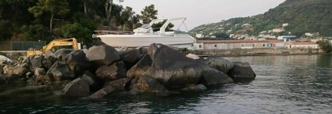 A Ischia motoscafo finisce sulla scogliera del litorale