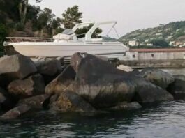 A Ischia motoscafo finisce sulla scogliera del litorale