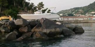 A Ischia motoscafo finisce sulla scogliera del litorale