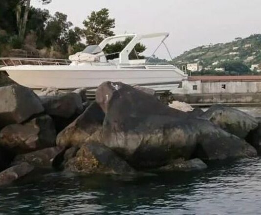 A Ischia motoscafo finisce sulla scogliera del litorale