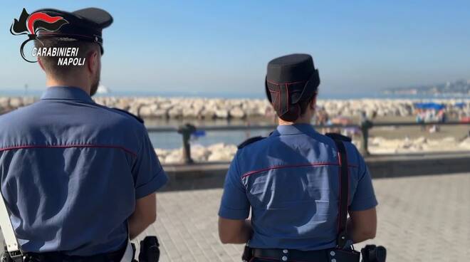 Napoli, “furbetti dell’ombrellone” a Mappatella Beach. Denunciate 5 persone, sequestrate le attrezzature abusive