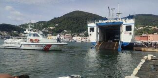 Ischia, traghetto colpisce portellone di una nave. Paura ma nessun ferito