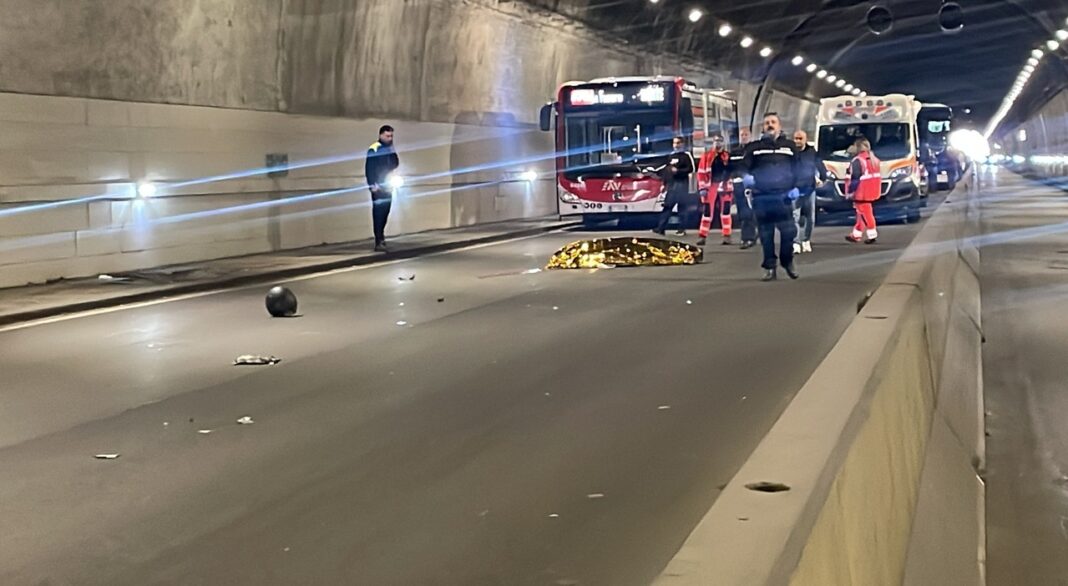 Napoli, perde controllo scooter nella galleria laziale, morto 62enne