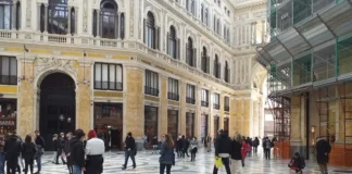 Napoli, Galleria Umberto I: ruba vestiti e profumi. Arrestato un 27enne