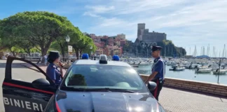 Ischia, "Il panino doveva essere servito prima a me!" scatta la rissa. Tre ragazzi coinvolti, uno viene accoltellato