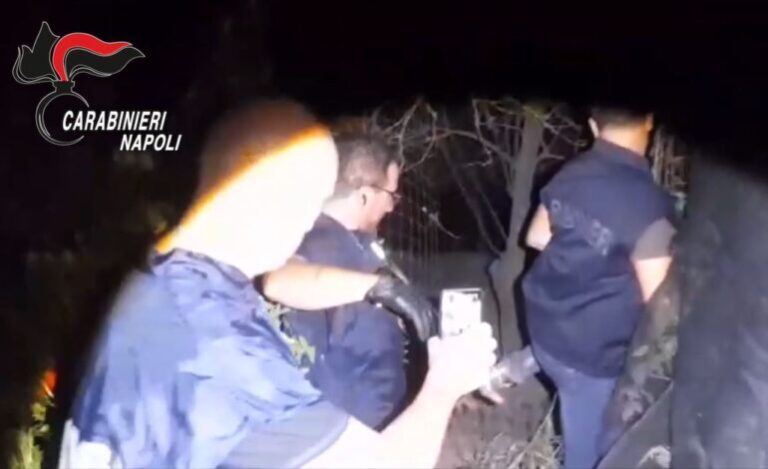 Marano di Napoli, latitante da oltre un anno. Tenta la fuga e si ferisce scavalcando un cancello