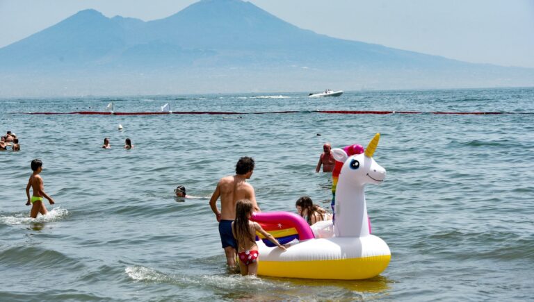 Mare in Campania con punte superiori a 30°C, temperature da record