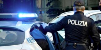 Afragola, si barrica in casa e lancia dal balcone una bombola di gas. Arrestato 45enne