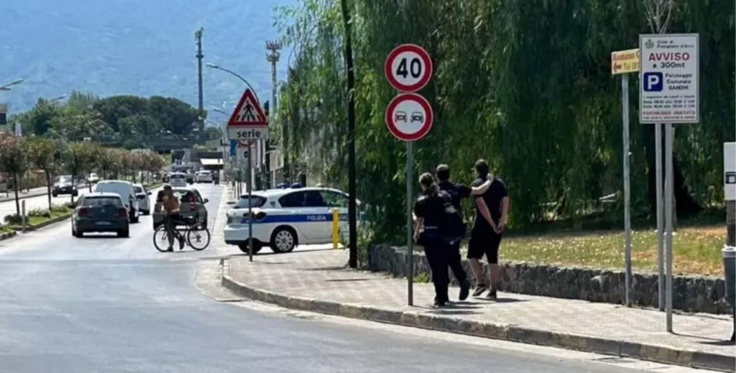 pomigliano polizia municipale cadavere padre in auto