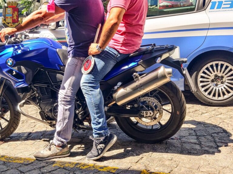 Napoli, Sanità: scippano un turista e scappano a bordo di scooter con targa clonata. Due arrestati