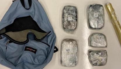 Afragola, droga nello zaino: prova a lanciare entrambi dalla finestra. Arrestato 21enne