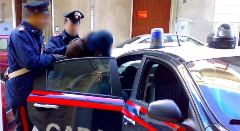 Quartieri Spagnoli: picchia l’ex moglie uscita dalla pizzeria, davanti al figlio di 3 anni. Arrestato 38enne