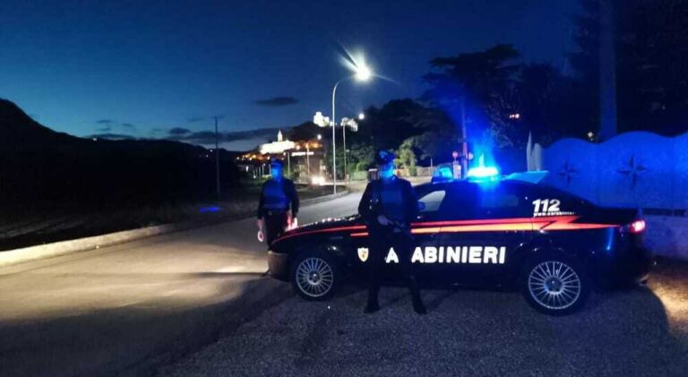 Napoli, Pianura: fugge al posto di blocco e si schianta contro un’altra auto. Non ha patente e assicurazione Napoli, Pianura: fugge al posto di blocco e si schianta contro un’altra auto. Non ha patente e assicurazione
