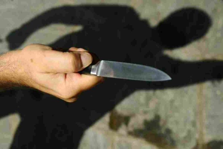 “Feriti a colpi di coltello”, tragedia sfiorata nella notte a Napoli e provincia: indagano i Carabinieri