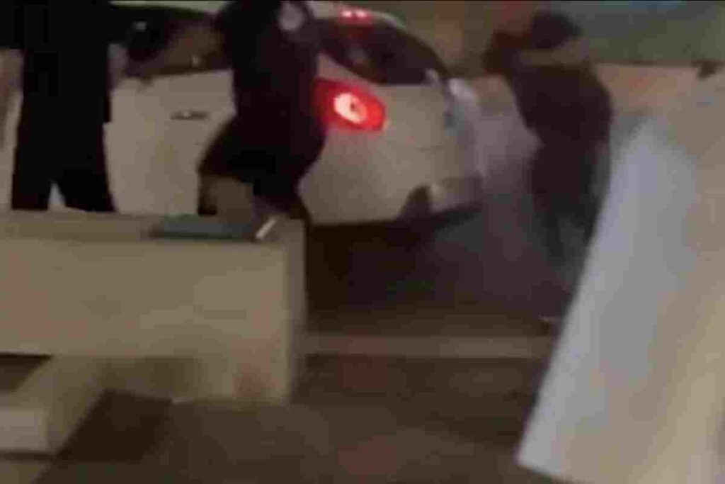 L’aggressione ha provocato la reazione di un altro gruppo. E il tutto è degenerato in una violenta e sanguinosa rissa